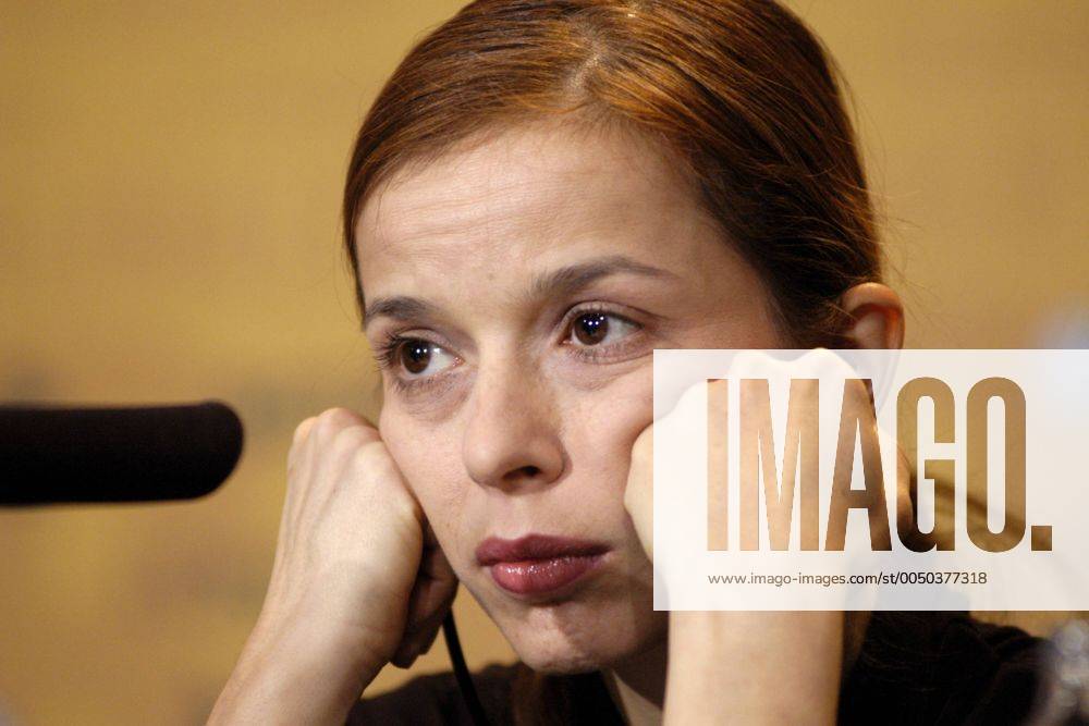 Schauspielerin Alma Prica nachdenklich anlässlich der Pressekonferenz ...