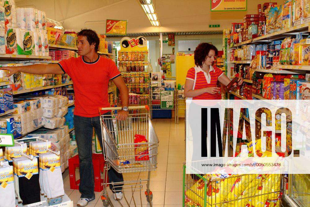 Junges Paar Beim Einkauf In Einem Supermarkt 6062