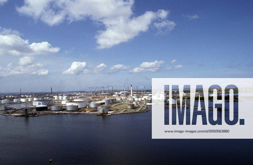 Ölraffinerie RAFFINADERIJ ISLA S.A. am Naturhafen SCHOTTEGAT von