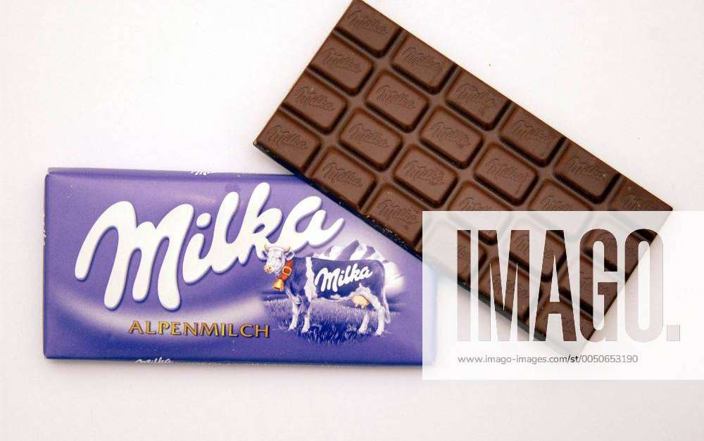 Eine (noch verpackte) Tafel und eine Milka-Schokolade Alpenmilch ausgepackte