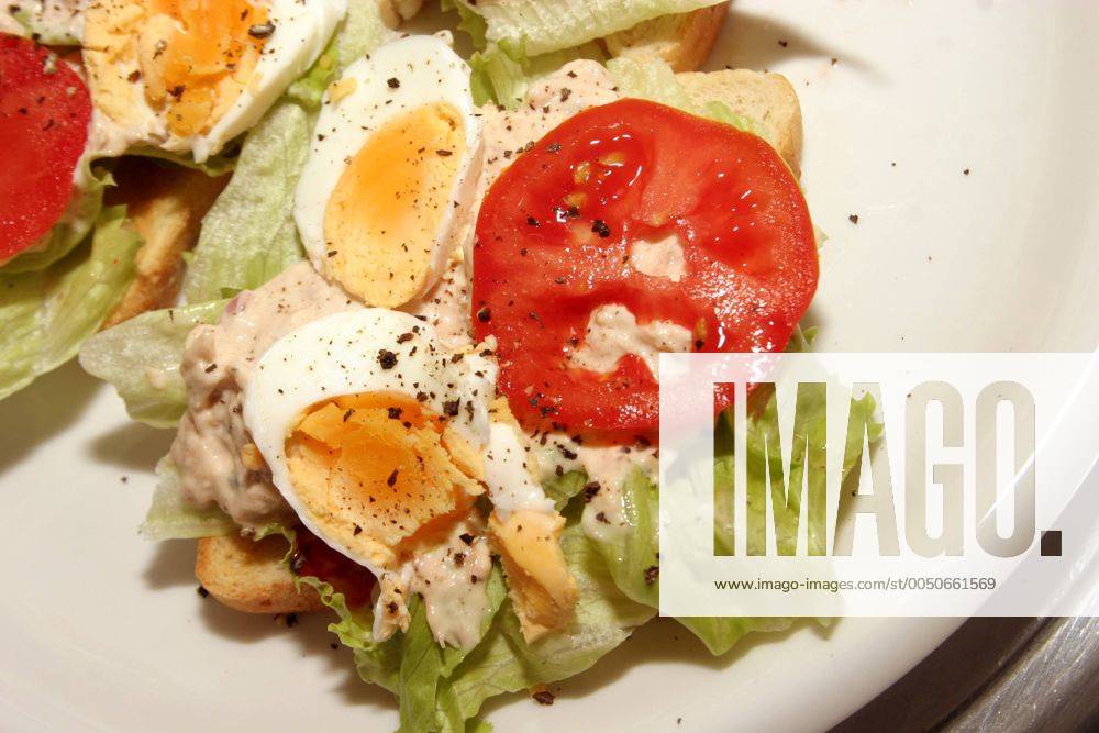 Brötchen belegt mit Tomate, Ei und