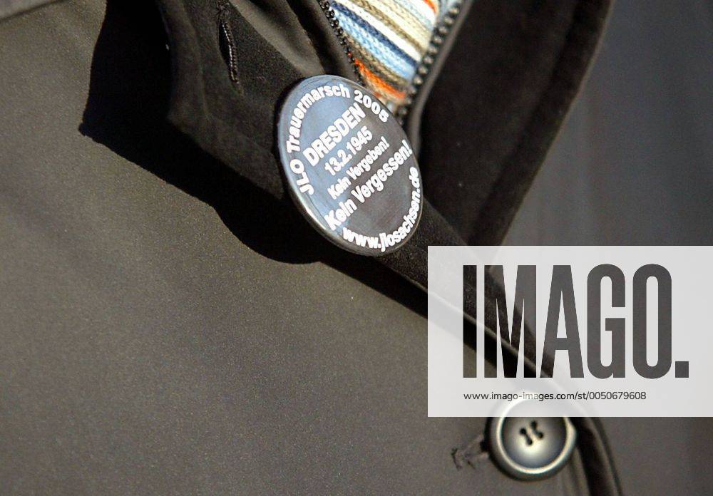 For Demonstration Only Sticker Kein Vergessen! - Sticker am Revers eines Demonstranten auf der NPD ...