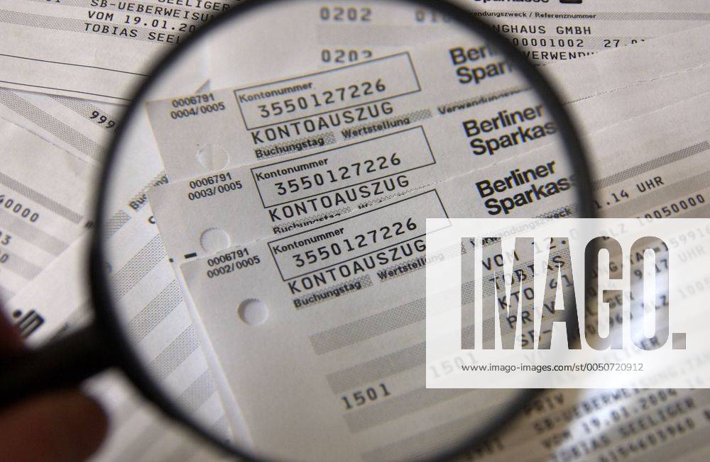 Kontoauszug der Berliner Sparkasse unter einer Lupe