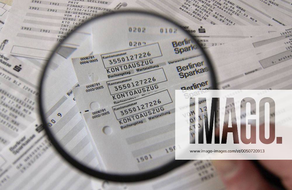 Kontoauszug der Berliner Sparkasse unter einer Lupe
