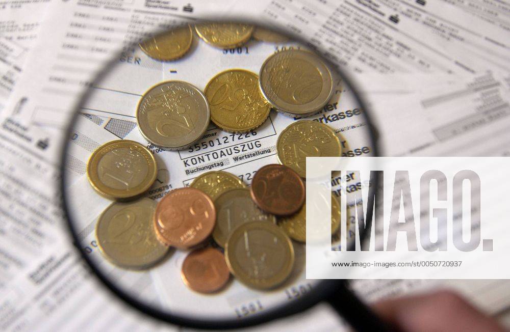 Lupe vergrößert Kleingeld und Kontoauszüge der Berliner Sparkasse Berlin