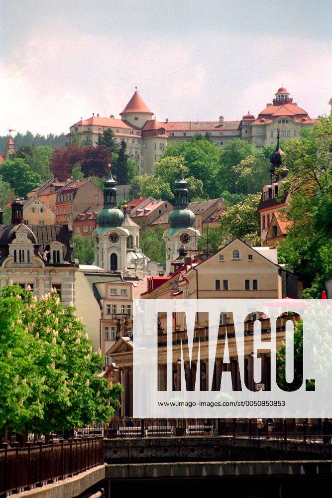 Sanatorium Imperial (hinten) in Karlovy Vary