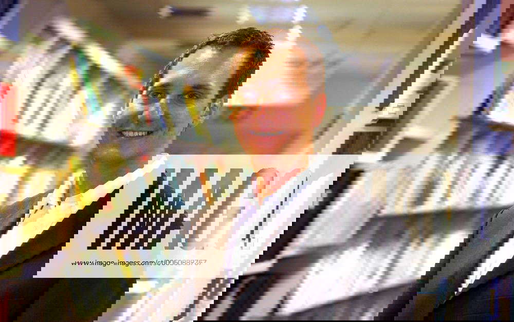 Politologe Dr. Andreas Kießling (GER) in der Bibliothek des Instituts ...