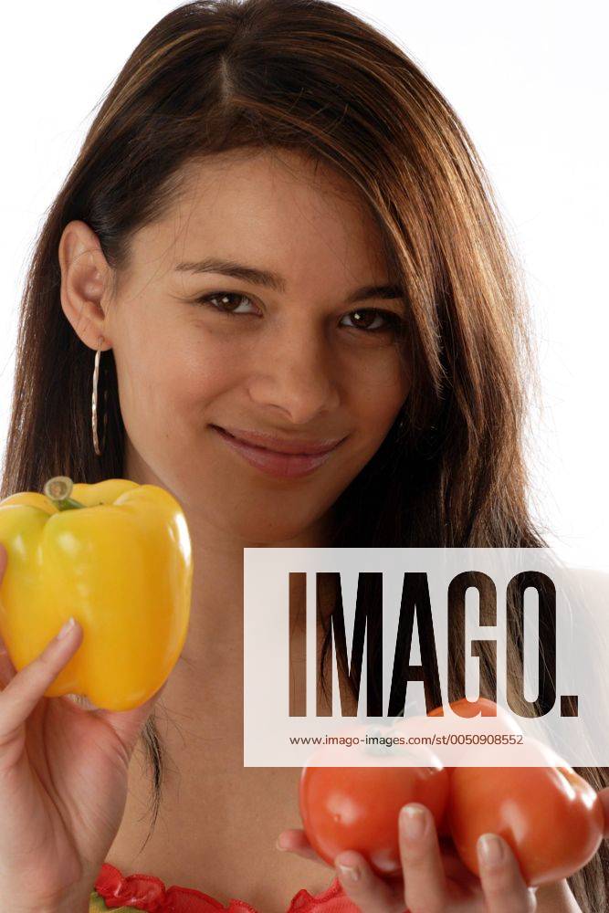 Junge Frau präsentiert frische Tomaten und knackige