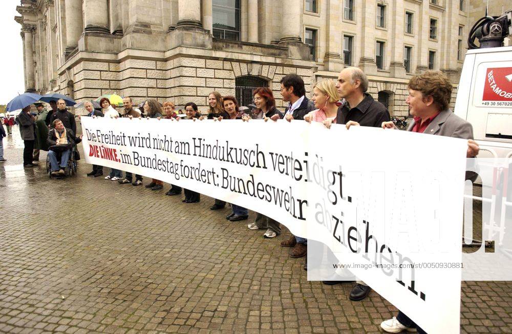 Protest Der Fraktion Die Linke Vor Dem Berliner Reichstag Anlässlich ...