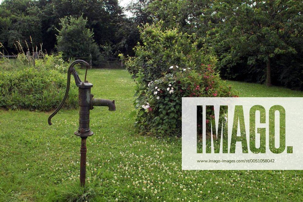 alte-wasserpumpe-in-einem