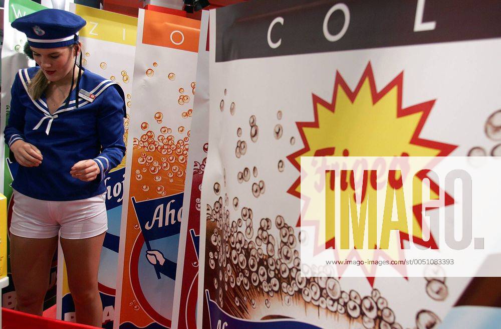 Model der Firma Frigeo steht neben einem Werbeplakat von Frigeo auf der