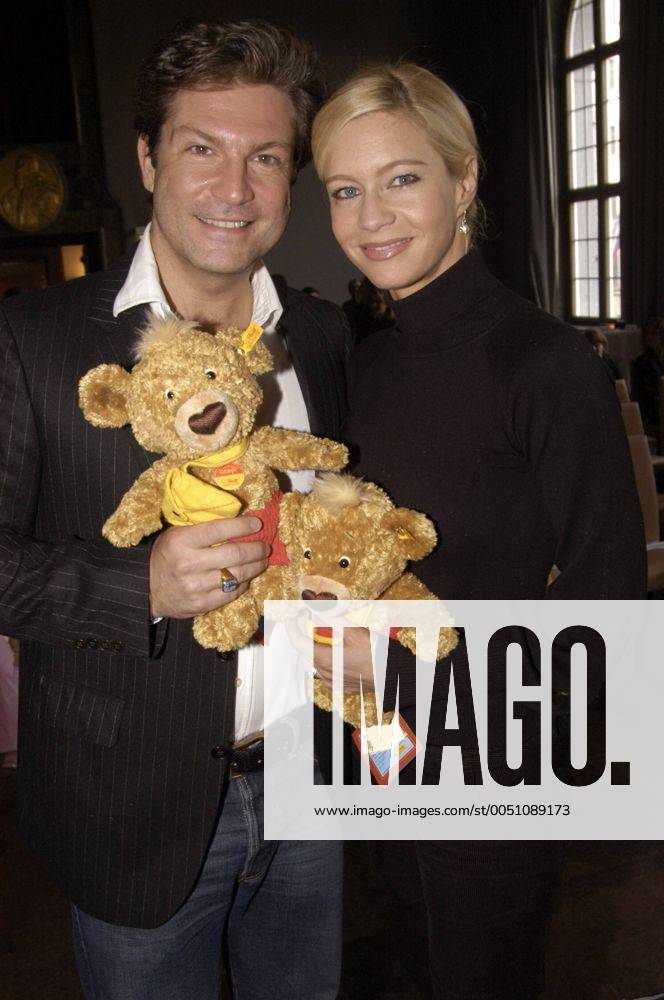 Schauspieler Francis FultonSmith (GER) mit Ehefrau Verena (GER Schauspielerin) posieren mit