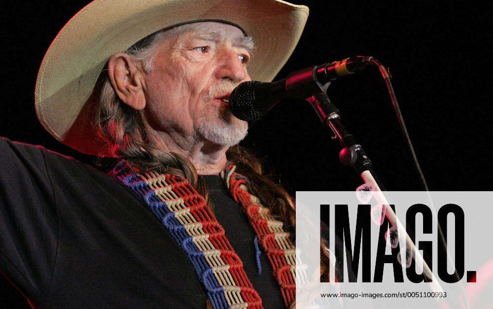 Sänger Willie Nelson (usa) Mit Cowboyhut Während Eines Konzerts In Pala 