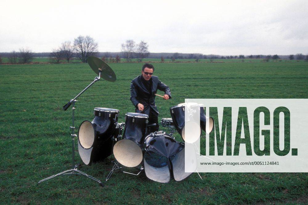 Drummer Sven Hertrampf (GER Stamping Feet) mit einem Schlagzeug mitten ...