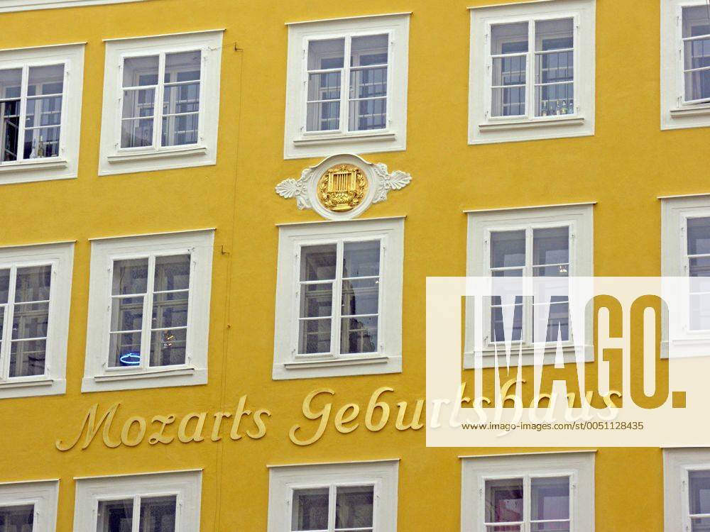 Fassade des Mozart-Museums (Geburtshaus Mozarts) in der Getreidegasse ...