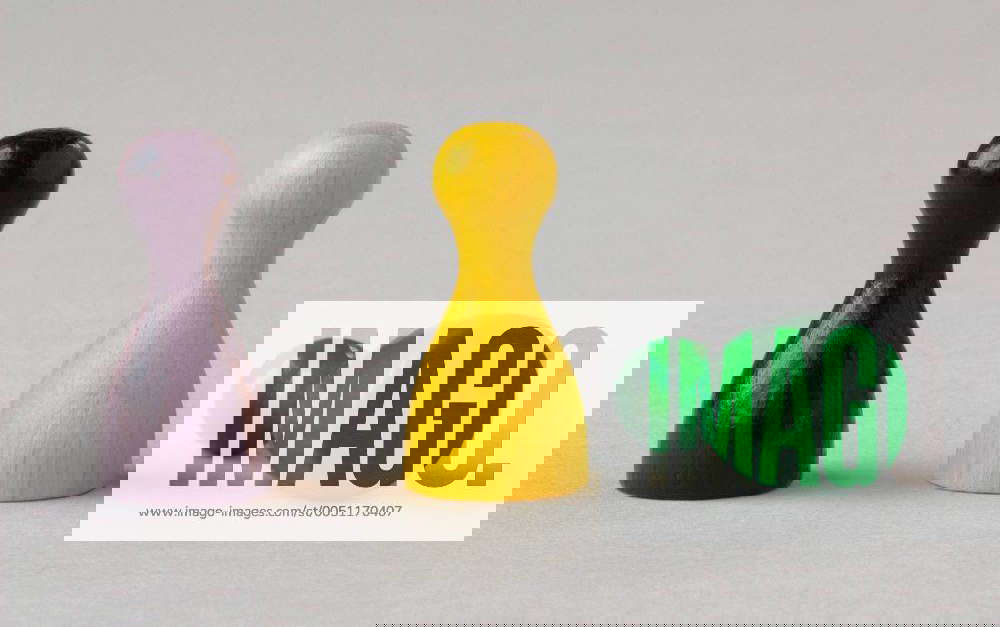 Mensch-ärgere-dich-nicht-Spielfiguren in schwarz, gelb und