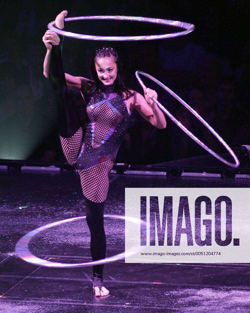 Hula Hoop Artistin Des Cirque Du Soleil Während Der Show Delirium In Sunrise In Florida Y 