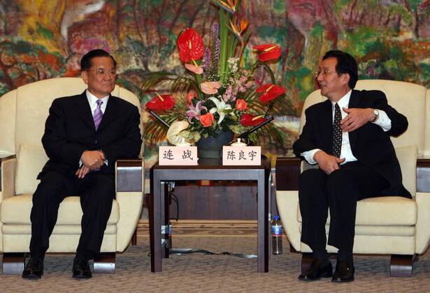 Chen Liangyu und Lien Chan zusammen mit seiner Frau Lien Fang-yu ...