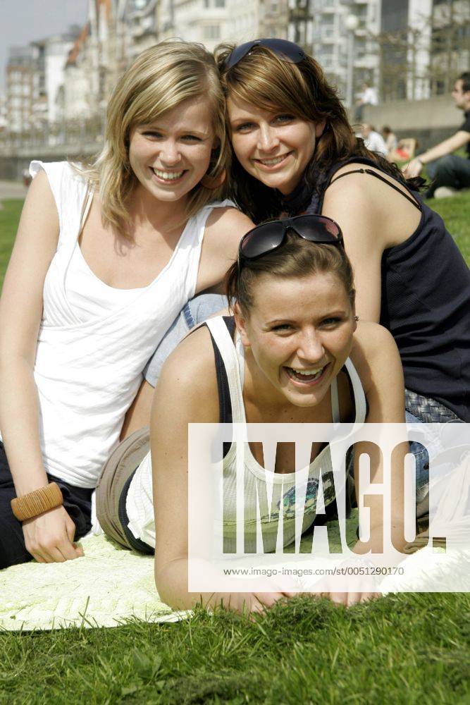 Studentinnen Michaela Panic, Melina Heythausen und Tina Ripken genießen ... Studentinnen Michaela Panic, Melina Heythausen und Tina Ripken genießen ...