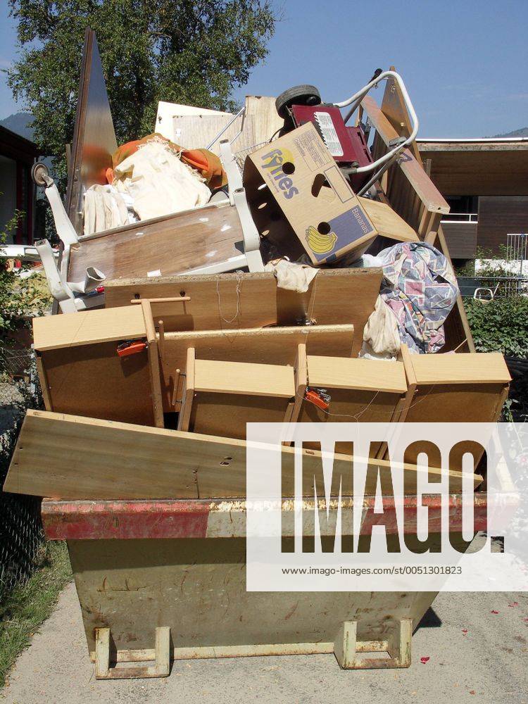 Müllcontainer gefüllt mit vom Hochwasser beschädigten Möbeln in Sarnen