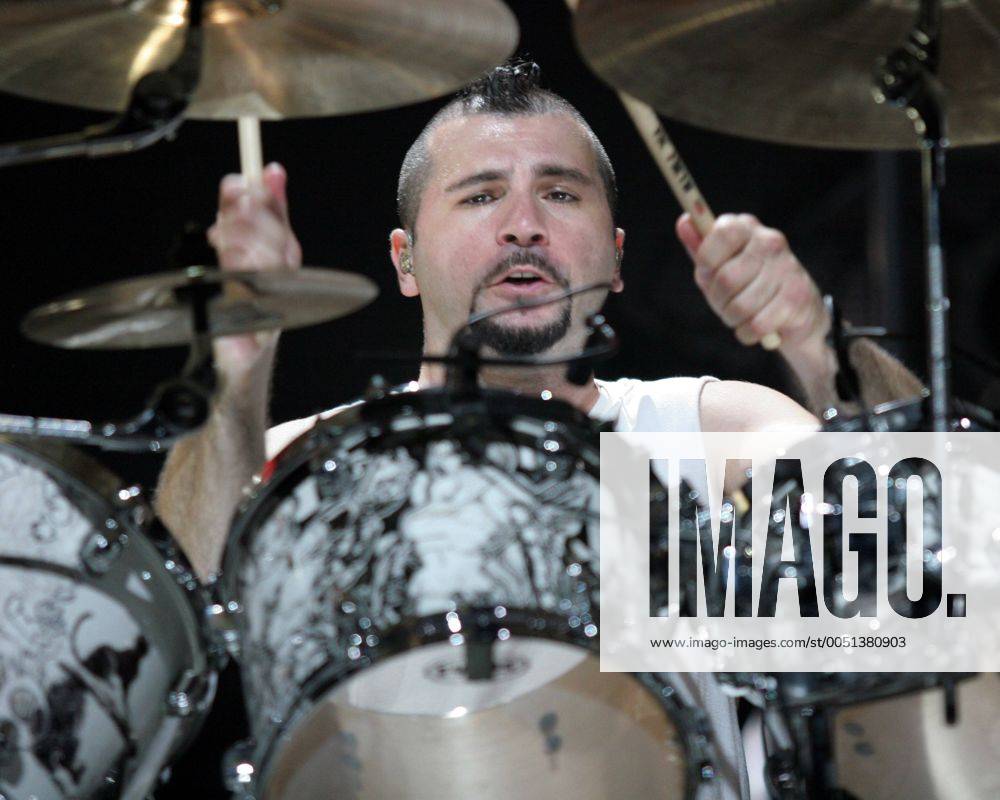 Drummer John Dolmayan (USA System of a Down) während eines Konzerts