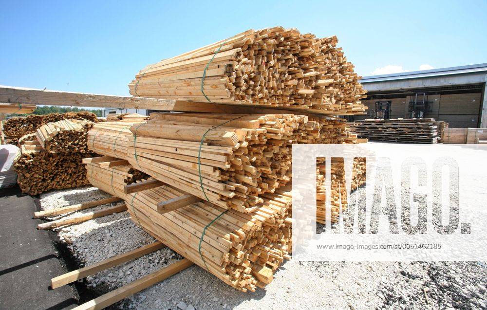 Gestapelte Holzlatten im Holzlager des Sägewerks der Binder Holz ...