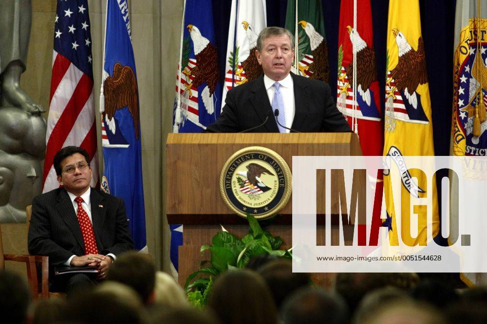 John Ashcroft (USA) spricht anlässlich seiner Ehrung mit einem Porträt