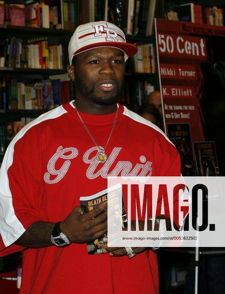 Rapper 50 Cent (USA) signiert Bücher bei - Borders - in New York City Y