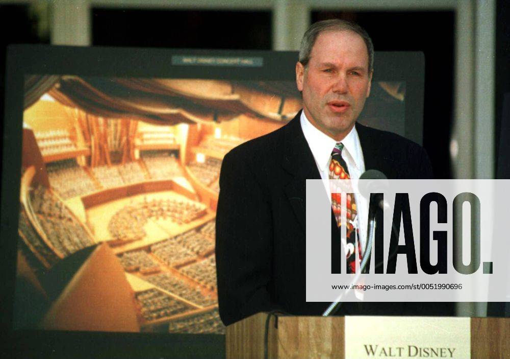 Michael Eisner (USA CEO Walt Disney Company) präsentiert die Pläne für ...