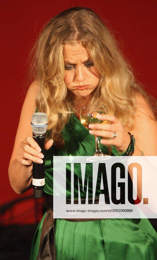 Sängerin Barbara Schöneberger (GER) mit einem Glas Weißwein anlässlich ...