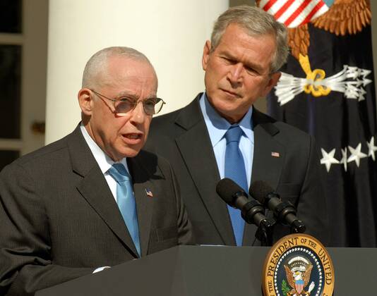 Präsident George W. Bush (re., USA Republikaner) Und Michael B. Mukasey ...