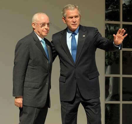 Präsident George W. Bush (re., USA Republikaner) und Michael B. Mukasey ...