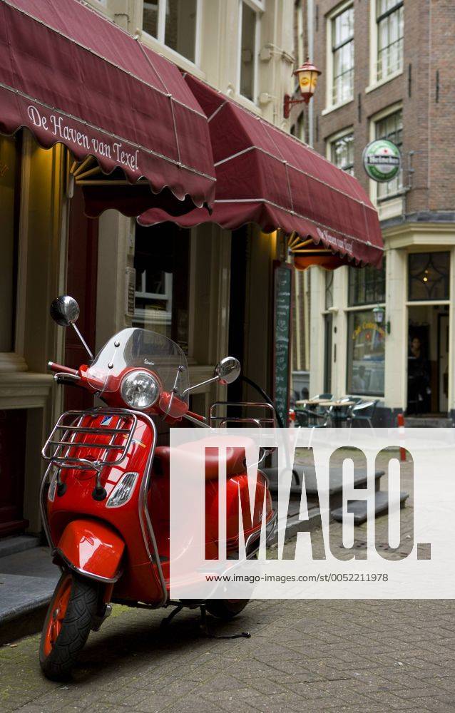 Roter Motorroller vor dem Restaurant De Haven van Texel in Amsterdam