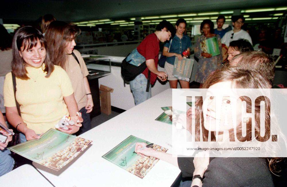 Sängerin Mary Ramsey (re., USA 10.000 Maniacs) signiert Autogramme in ...