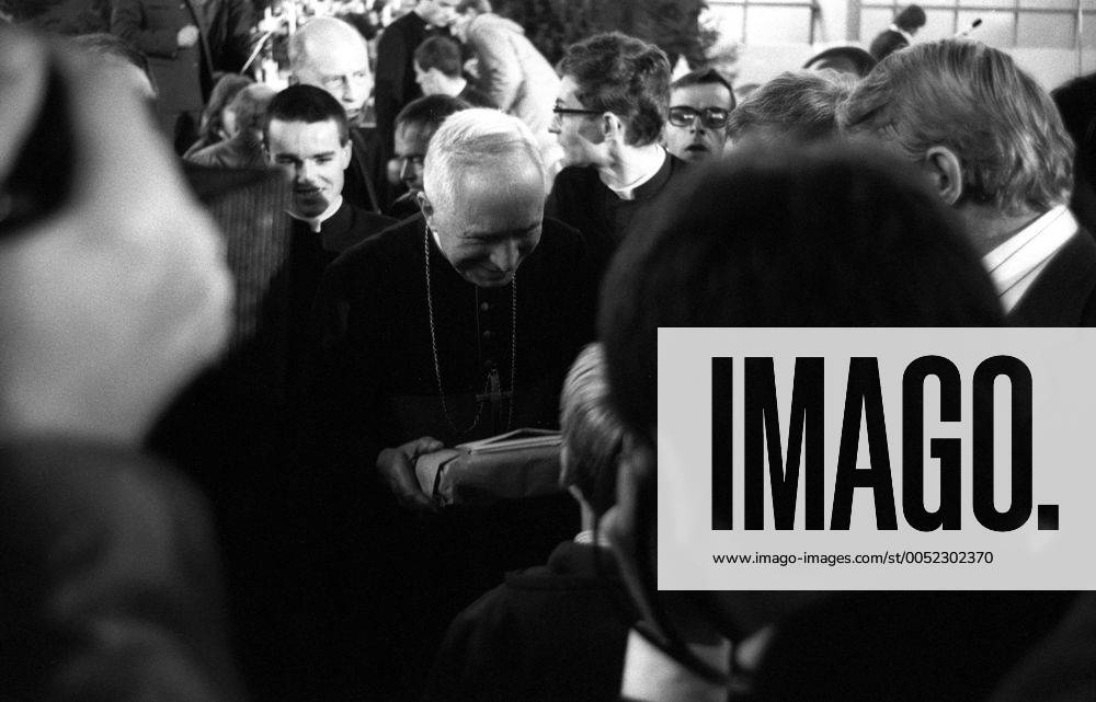 Bischof Marcel Lefebvre nach einer Heiligen Messe in einem