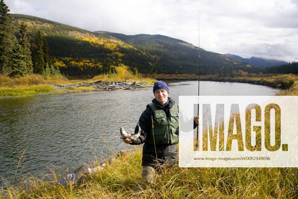 Einheimischer Angler mit Fang am Ufer des Big Salmon Rivers, Yukon ...