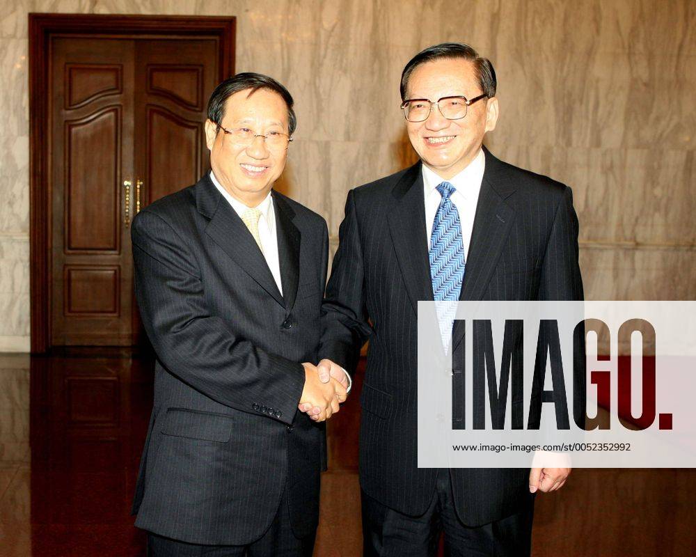 Staatssekretär Tang Jiaxuan (re., China) und Außenminister Pham Gia