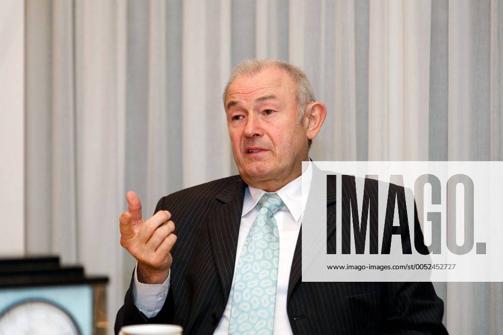 Ministerpräsident Günther Beckstein während eines Interviews in
