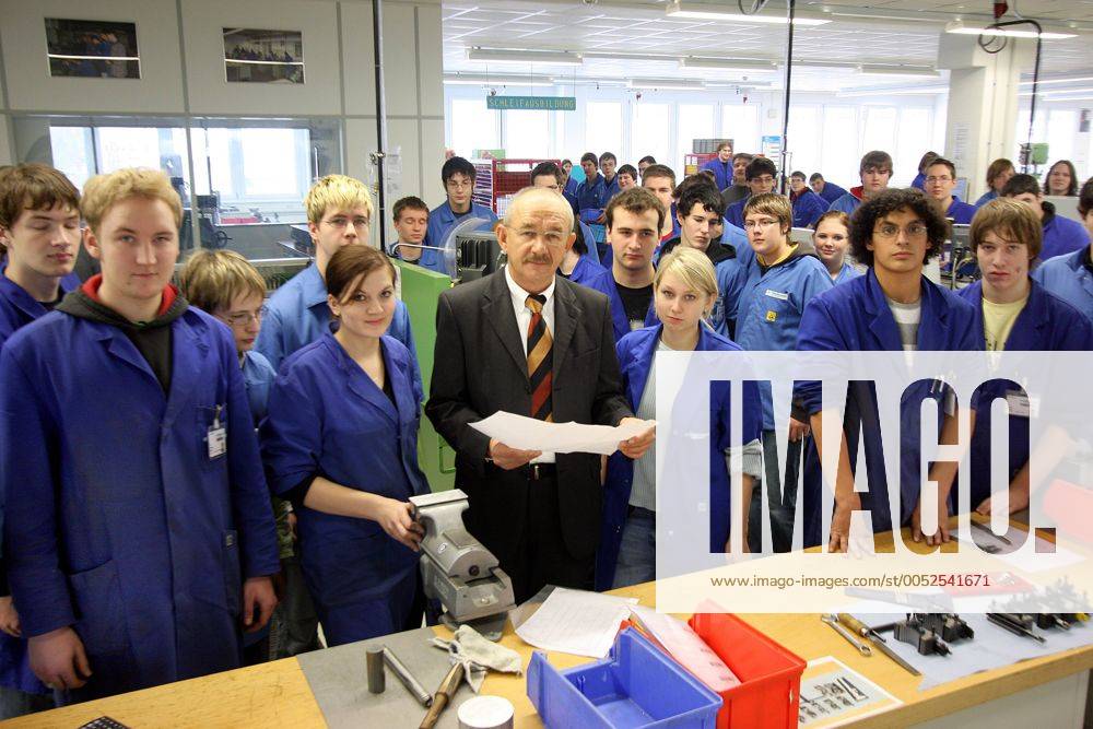 Smart Card Josef Mühlbauer (CEO Mühlbauer AG) mit Auszubildenden des