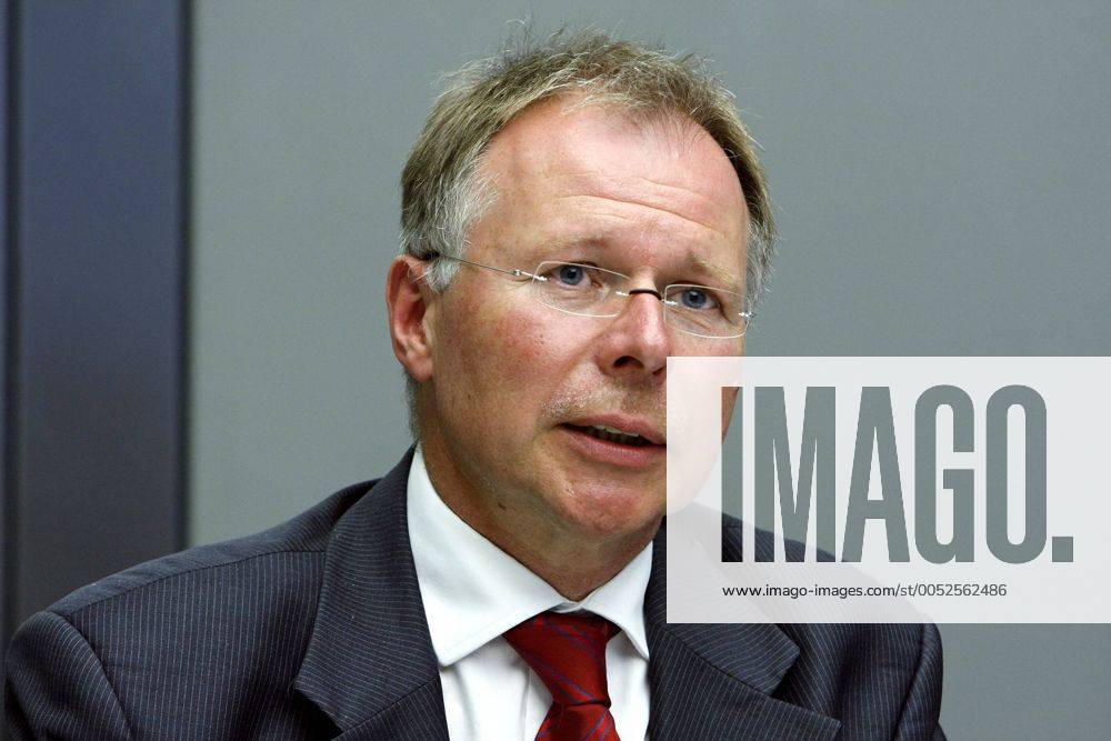 Hans-Joachim Preuss während einer Pressekonferenz in