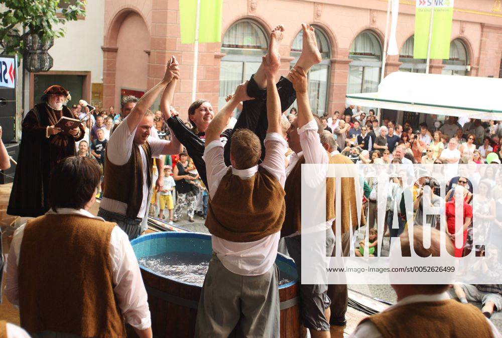 Buchdrucker-Gautschen - Bad im Zuber beim Johannisfest