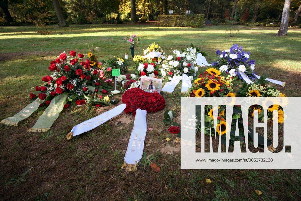 Blumenkränze der Trauer und des Gedenkens am Grab des Tierpflegers ...