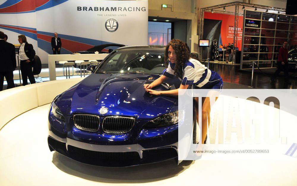 Hostess mit einem getunten BMW von Brabham auf der