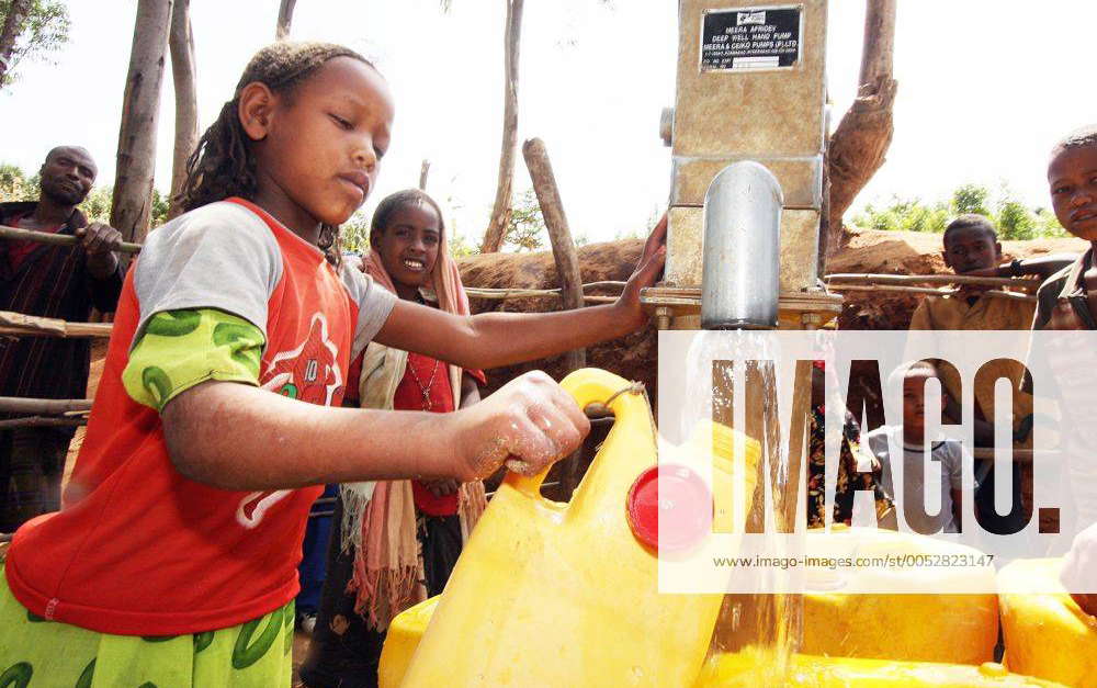 Mädchen beim Wasserholen an einer vom Unicef WASH-Programm gesponserten ...