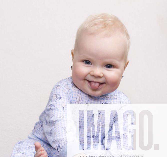 Fröhliches Baby streckt die Zunge raus