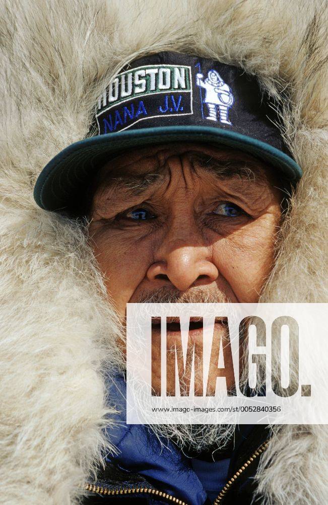 Inuit aus Nuiqsut in Alaska eingehüllt in Fell