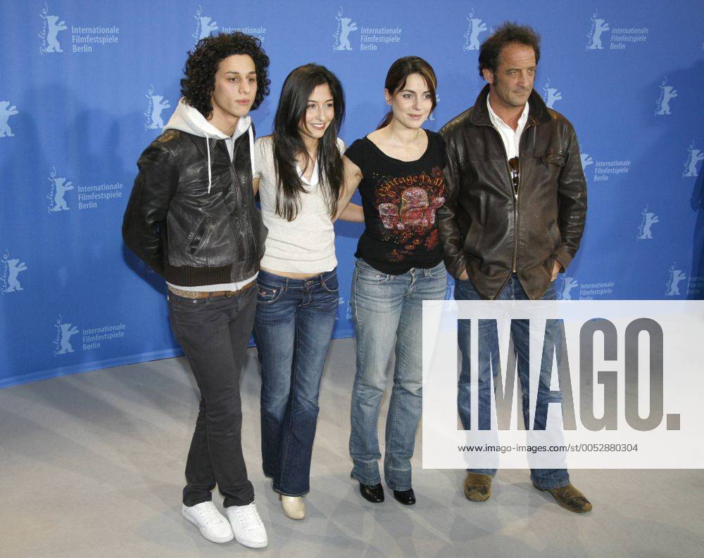 V.l.n.r.: Schauspieler Firat Ayverdi, Audrey Dana, Derya Ayverdi und ...