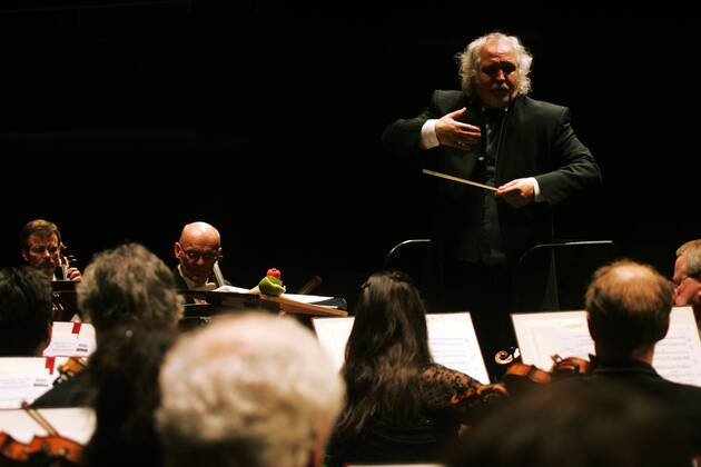 Dirigent Rucke Dirigent Donald Runnicles anlässlich einer Probe mit dem Orchester der ...