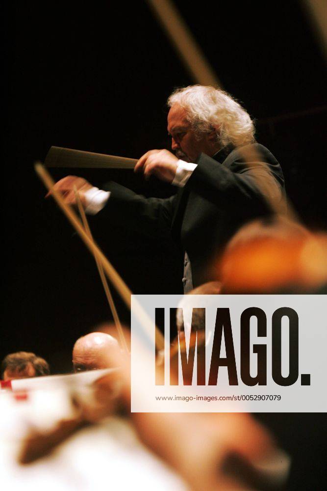 Dirigent Rucke Dirigent Donald Runnicles anlässlich einer Probe mit dem Orchester der ...