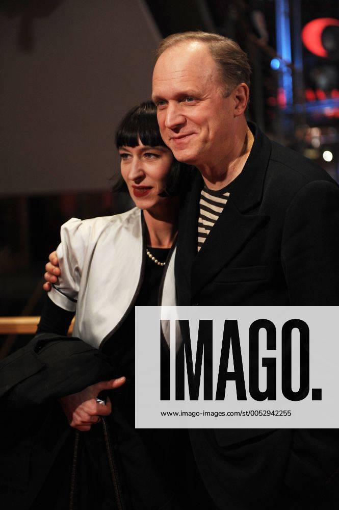 Schauspieler Ulrich Tukur mit Ehefrau Katharina John anlässlich der Premiere des Eröffnungsfilms Schauspieler Ulrich Tukur mit Ehefrau Katharina John anlässlich der Premiere des Eröffnungsfilms